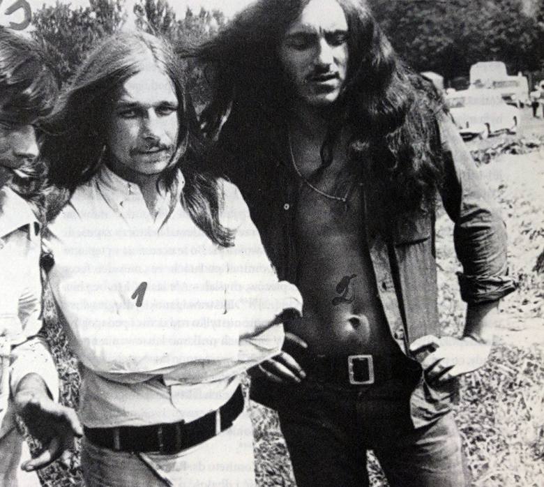 Warszawscy hipisi "Kary" (z prawej) i "Igo" podczas zlotu hipisów na Jasnej Górze  Częstochowie w sierpniu 1971 r.