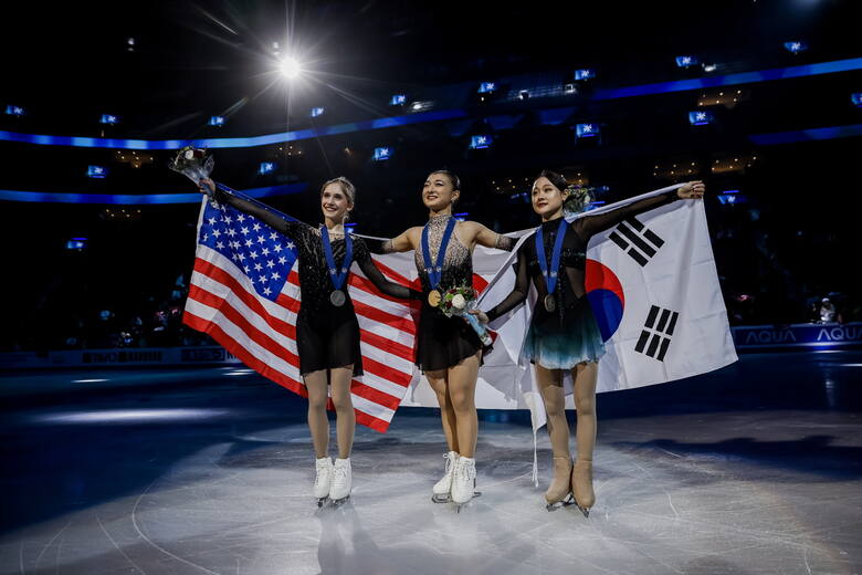Złota medalistka MŚ 2024 Kaori Sakamoto (w środku), srebrna medalistka Isabeau Levito (z lewej) i brązowa medalistka Chaeyeon Kim