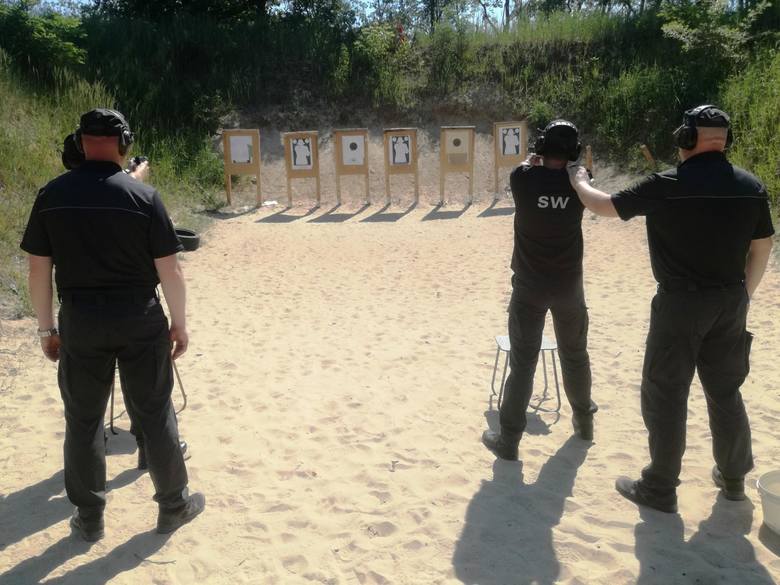 Funkcjonariusze Służby Więziennej z Zakładu Karnego w Łowiczu ćwiczyli strzelanie [ZDJĘCIA]