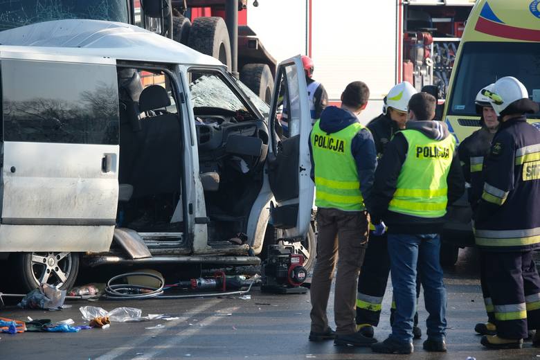 Do wypadku doszło w czwartek przed godz. 7, na drodze krajowej nr 28 w Birczy w pow. przemyskim.- Policjanci ustalili wstępnie, że kierujący fordem transitem,