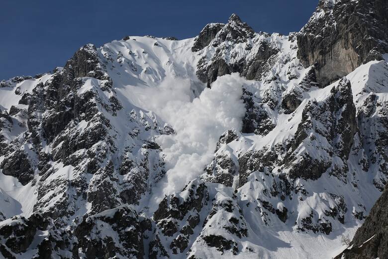 Lawina zeszła z gór i zabiła dwóch Szwajcarów. Śnieg przeciągnął ich ok. 200 metrów po skałach