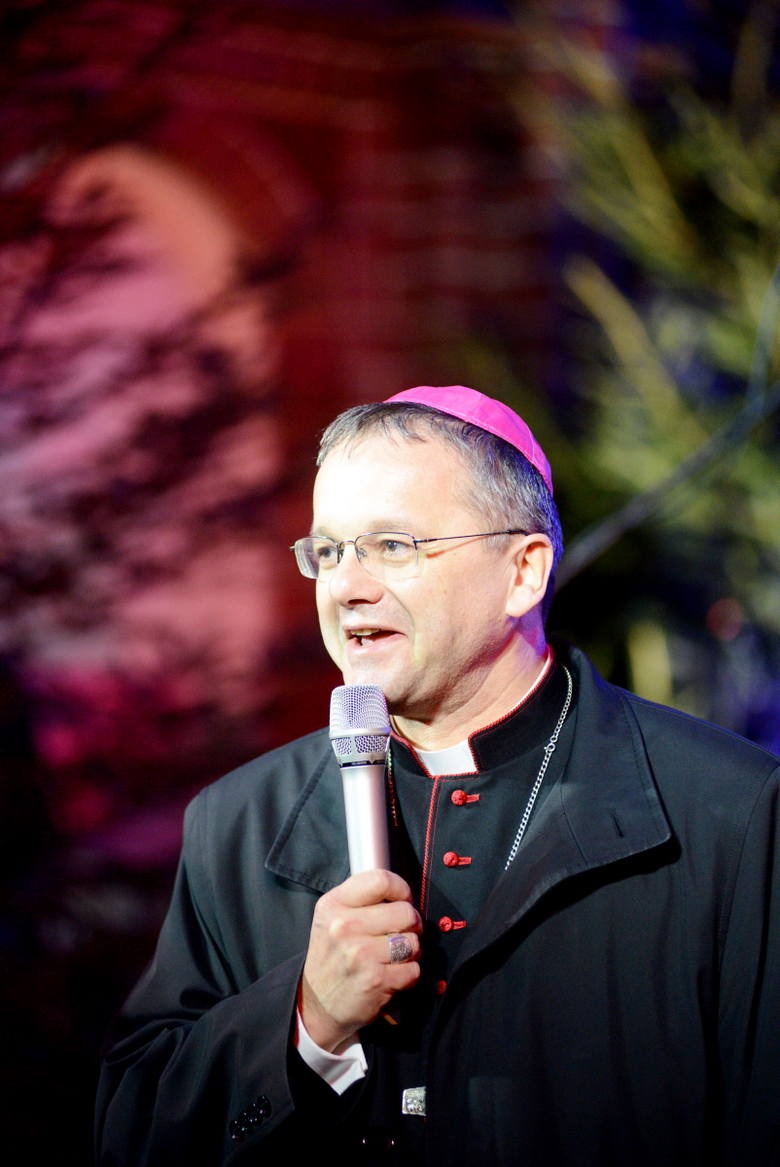 Ks. biskup Tadeusz Lityński życzył wyśmienitej zabawy i pobłogosławił zebranych na 2016 r.  