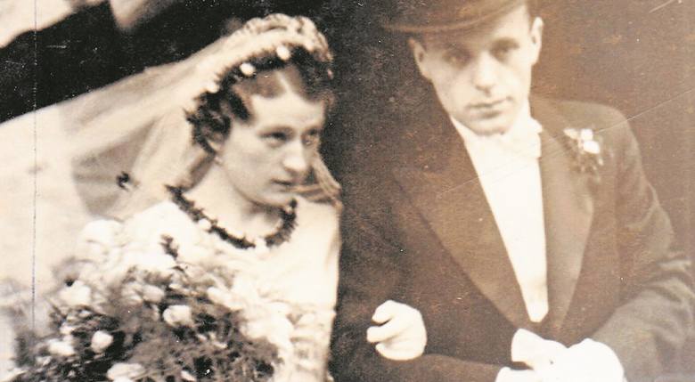 20 października 1938. Irena w wytwornej białej sukni, Walter w szykownym smokingu i modnym cylindrze. Ślub po raz pierwszy.
