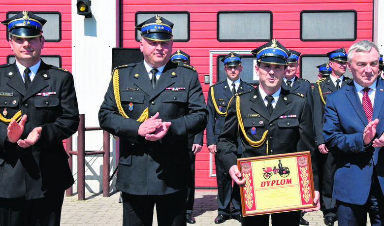 Dyplom komendanta głównego Państwowej Straży Pożarnej otrzymał młodszy brygadier Zbigniew Starzyk. Na zdjęciu ze swoimi przełożonymi i wicewojewodą
