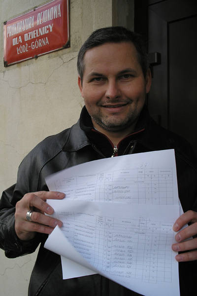 Michał Mroczek z przysłaną mu listą innych gapowiczów, na chwilę przed złożeniem zawiadomienia w prokuraturze.