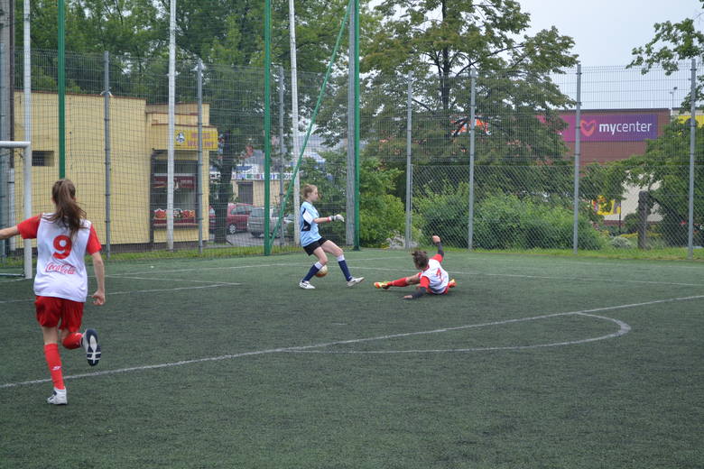 Dziewczyny też lubią grać w piłkę