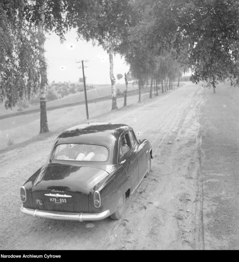 <strong>Simca Aronde, 1958 rok</strong><br /> <br /> Simca Aronde to francuski samochód osobowy średniej klasy produkowany przez przedsiębiorstwo Simca w latach 1951-1964. Łącznie wyprodukowano około 1,4 mln sztuk. Właściwa premiera auta miała miejsce jesienią 1951 podczas salonu w Paryżu.<br />  <br />  
