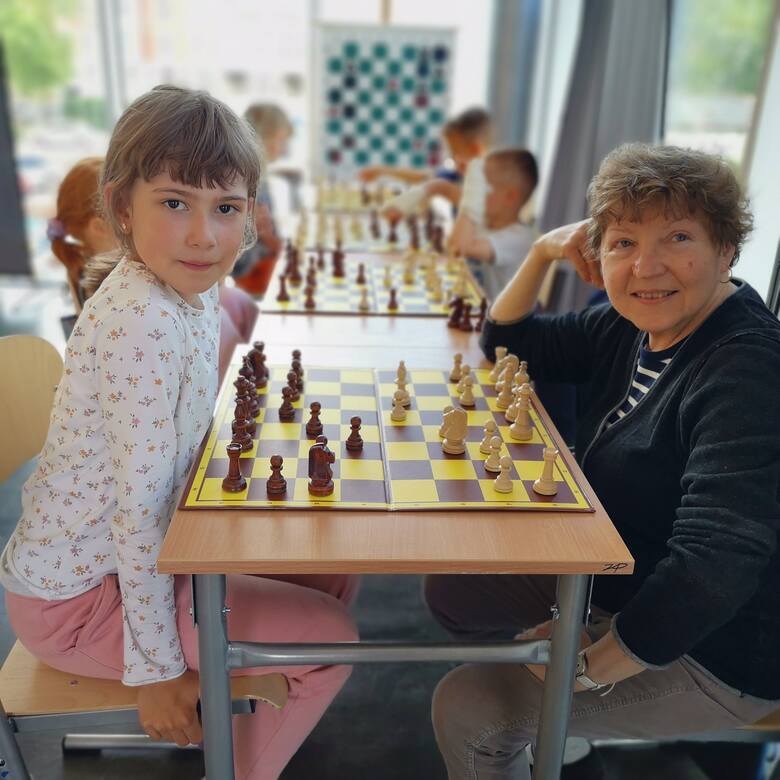 Marianka i pani Bogusia. Przy szachownicy wiek się nie<br /> liczy. Szachy łączą pokolenia 