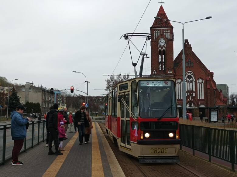 Historyczny tramwaj na szynach w Gdańsku z okazji Święta Niepodległości