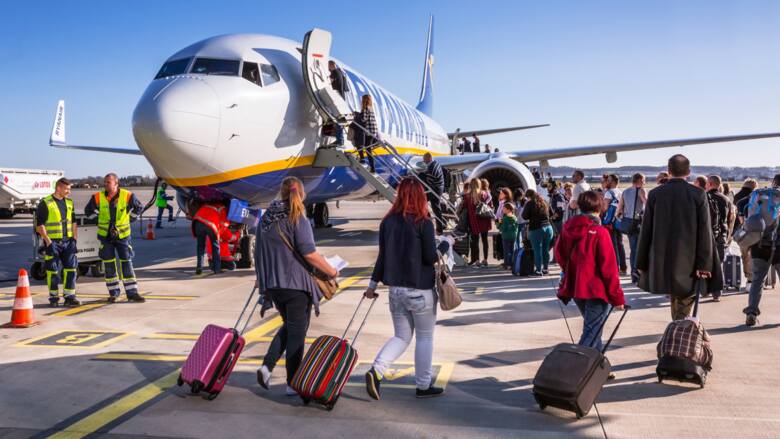 Turyści wsiadający do samolotu Ryanair