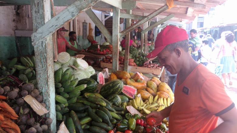 Targ przy calle Habana i Velazco, jeden z najlepiej zaopatrzonych w Hawanie. Stragany uginają się od owoców i warzyw