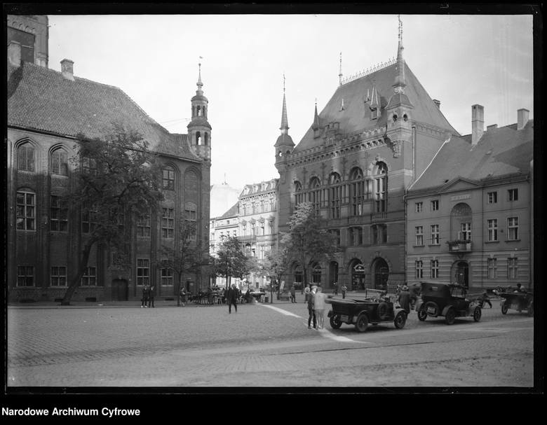<strong>Toruń, 1928</strong><br /> <br /> Toruń, Dwór Artusa. Z prawej widoczne samochody osobowe.<br />  <br />  
