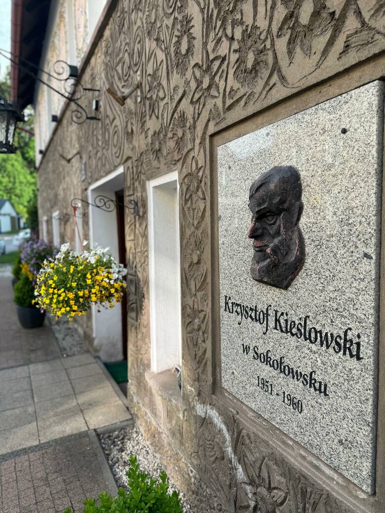 Krzysztof Kieślowski przez kilka lat mieszkał w Sokołowsku.