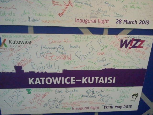 W nocy z 17 na 18 maja 2013 linia lotnicza Wizz Air wykonała pierwszy lot na trasie Katowice - Kutaisi (Gruzja) - Katowice. Turyści się cieszyli, bo to oryginalny i "modny" kierunek. I te loty zniknęły z rozkładu, choć są w systemie na wiosnę 2015.