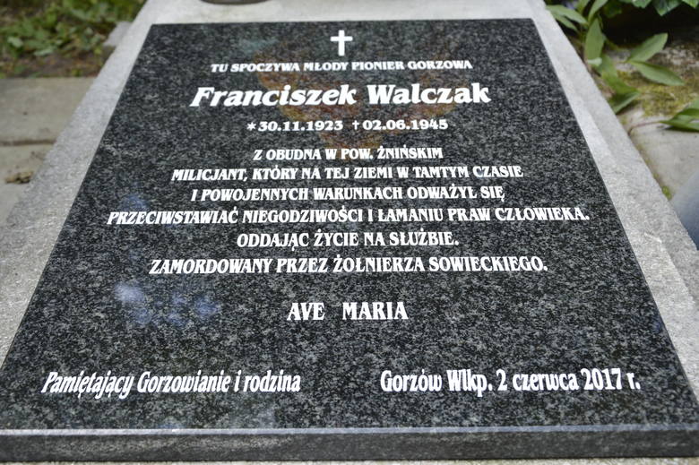 Nowa płyta nagrobna Franciszka Walczaka jest piękna. Zamontowano ją wczoraj, 12 czerwca. Jednocześnie zdemontowano starą, która trafi do Archiwum Państwowego.