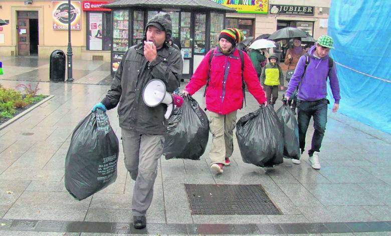 Mateusz Klinowski przyniósł pod magistrat śmieci zebrane na terenie gminy. Z takich ekologicznych akcji zasłynął w Wadowicach