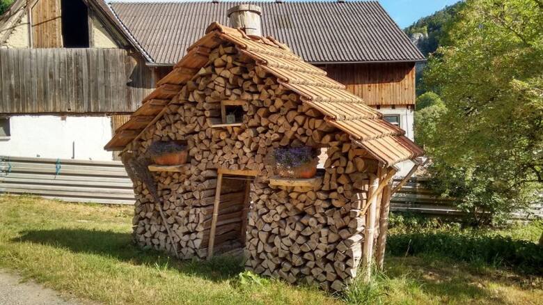 W kominku powinno się palić odpowiednio sezonowanym i przechowywanym drewnem.