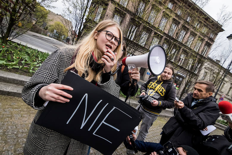 W piątek wieczorem przeciwko przemocy domowej protestowano  na ulicach Bydgoszczy. Manifestację zorganizowały nieformalne grupy kobiet.<br /> 