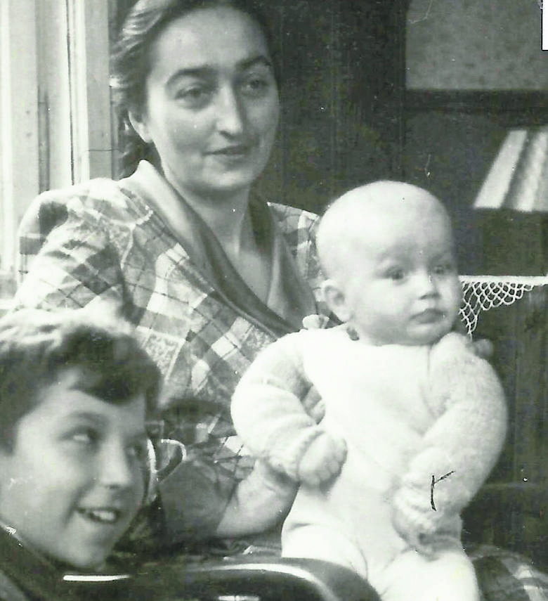 Irena Przelaskowska z synami: Krzysiem i Marcinem w mieszkaniu we Wrzeszczu<br /> 