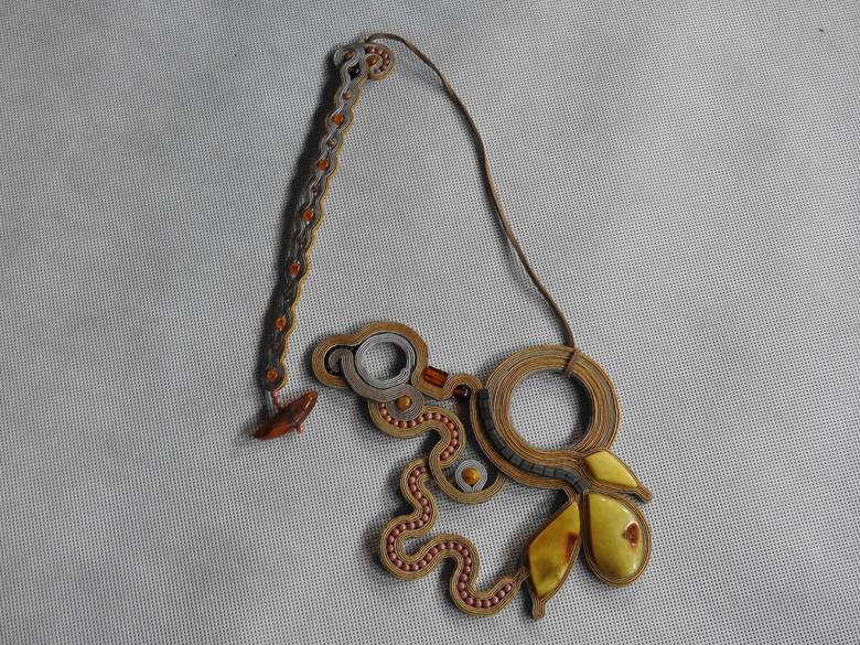 Małgorzata Podgórska z kawałka sznurka, koralików i kamieni ozdobnych potrafi wyczarować przepiękną biżuterię.