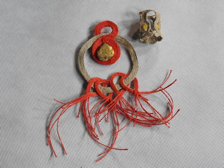 Małgorzata Podgórska z kawałka sznurka, koralików i kamieni ozdobnych potrafi wyczarować przepiękną biżuterię.