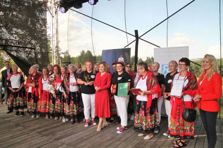 Na zdjęciu laureaci w kategorii Koło Gospodyń Wiejskich w Świętokrzyskiem z wiceminister sportu i turystyki, świętokrzyską posłanką Anną Krupką, redaktorem
