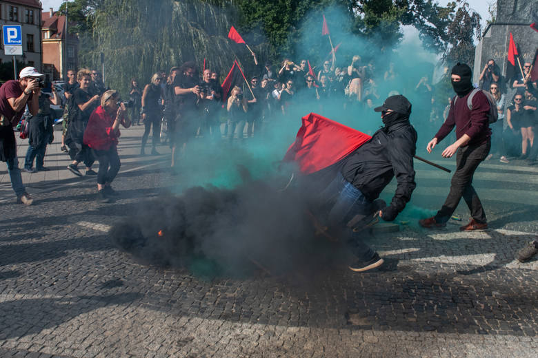 Anarchiści protestowali w obronie skłotu Rozbrat w sobotę, 14 września. W ostatnich dniach obchodzą 25-lecie istnienia tego miejsca w Poznaniu.<br /> <br /> <strong>Zobacz więcej zdjęć ----></strong><br />  <br />  