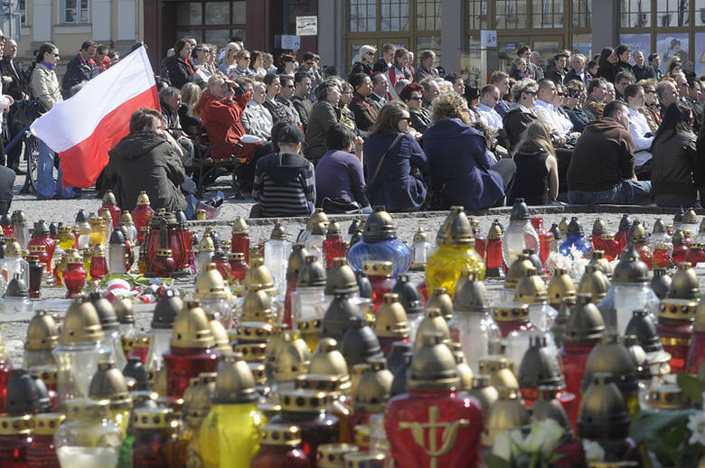 10 kwietnia i kolejne dni po katastrofie smoleńskiej w Bydgoszczy.