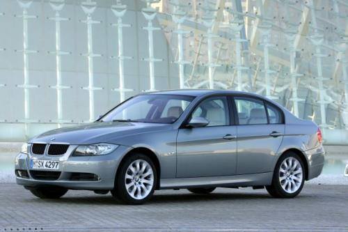 Fot. BMW: Nowa seria 3 ma zmodernizowane nadwozie o kształcie charakterystycznym dla BMW. Również charakterystyczny dla tej marki jest napęd na tylne