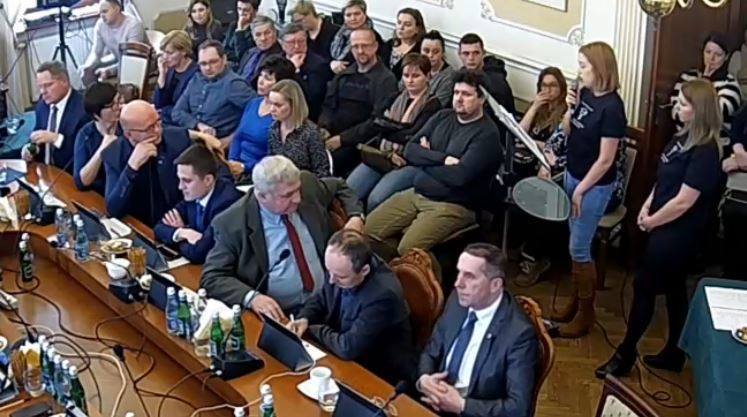 Rodzice uczniów i nauczyciele stanęli na sesji Rady Miejskiej Andrychowa w obronie likwidowanej szkoły