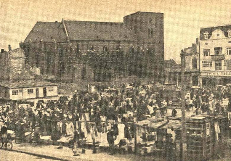 Kiedyś Plac Armii Czerwonej, teraz Stary Rynek. Na zdjęciu jeden z ocalałych budynków, w którym mieścił się dom kultury, a następnie przez lata bank