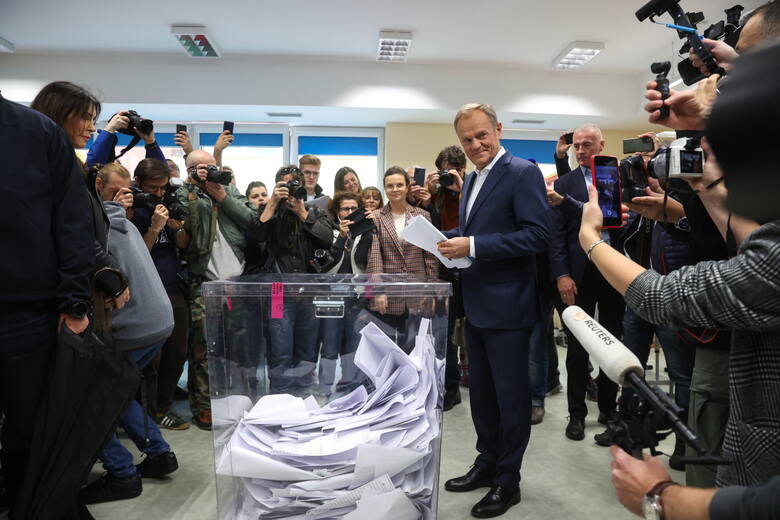 Przewodniczący Platformy Obywatelskiej Donald Tusk głosował w lokalu wyborczym w Szkole Podstawowej nr 310 w Warszawie.