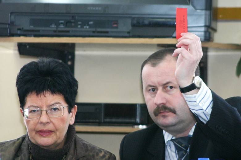 Prorocze okazało się nasze zdjęcie z wizyty w Chojnicach Joanny Senyszyn, bowiem już wtedy działacz SLD, również poseł z Chojnic, Jacek Kowalik, pokazał tej partii czerwoną kartkę. 