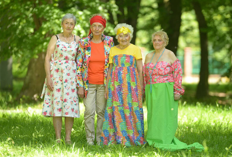 "Seniorzy poza stereotypem" z Dziennego Domu Pomocy w Oświęcimiu podczas sesji modowej