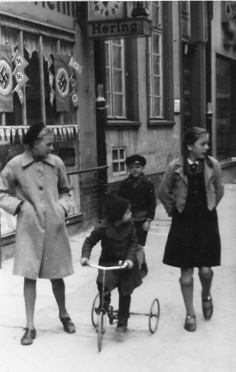 Janka Kurzyńska (z lewej) z dziećmi sąsiadów na gdańskiej ulicy, 1939 r.