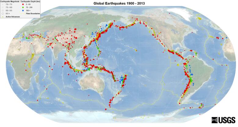 Na mapie widoczny jest pacyficzny Pierścień Ognia. Czerwone, zielone i niebieskie punkty oznaczają obszary trzęsień ziemi, żółte trójkąty to aktywne