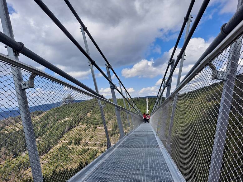 Sky Bridge 721 - 721 m emocji między niebem a ziemią! 13 maja pierwsi turyści wkroczyli na najdłuższy na świecie most wiszący dla pieszych