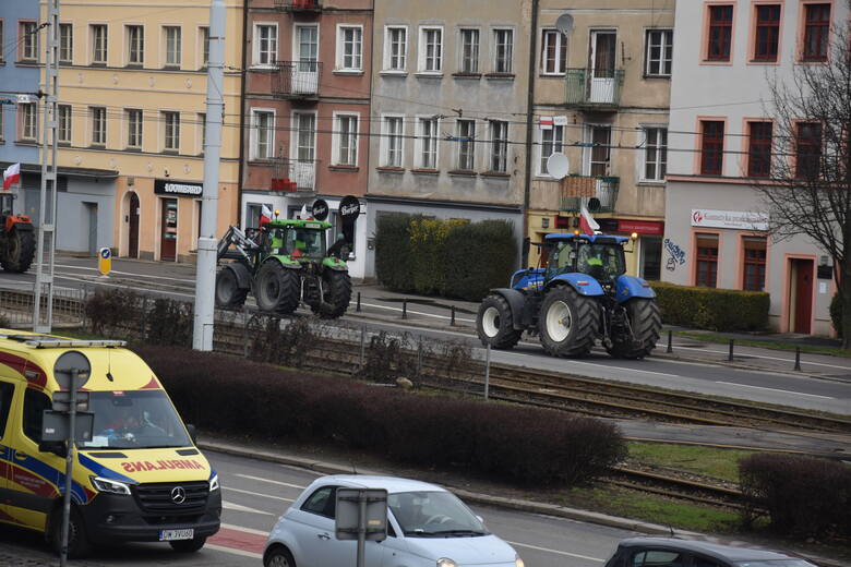 W czwartek rolnicy pojawią się przy ul. Widok 10, ale już dziś (12 lutego) kilka ciągników wjechało do miasta!