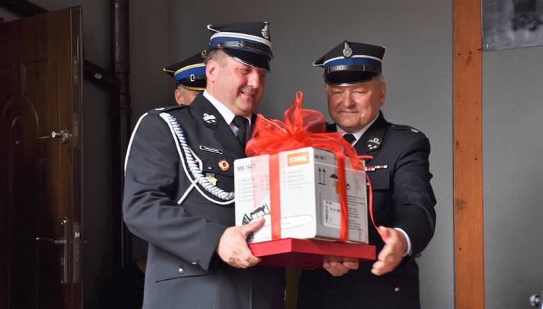 Andrzej Saternus (z prawej), burmistrz gminy Chełmek, ofiarował OSP w Gorzowie niezbędną pilarkę, na którą zgłoszono zapotrzebowanie.