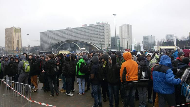 IEM 2015 Katowice rozpoczęte! Od samego rana tłumy fanów gier komputerowych szturmują Spodek w Katowicach. Wejdą wszyscy, ale będą musieli stać w gigantycznych kolejkach