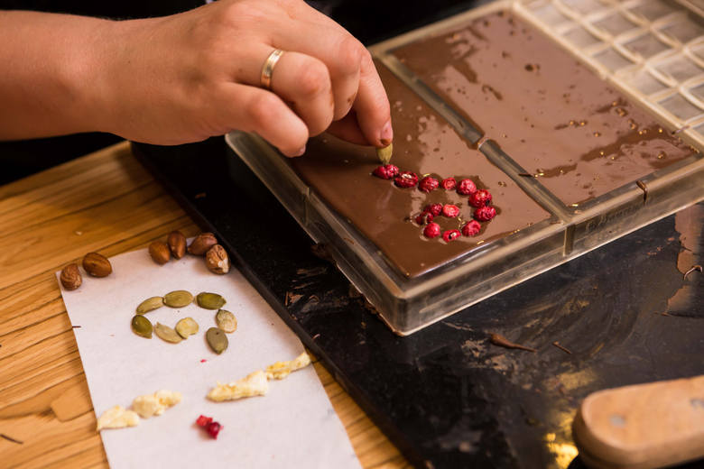 Bakalie wzbogacają smak czekolady, ale ... mogą też uczulać.