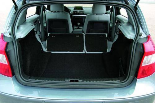 Fot. BMW: Bagażnik BMW ma objętość 330 l – to dość mało. W razie potrzeby można złożyć tylną kanapę.