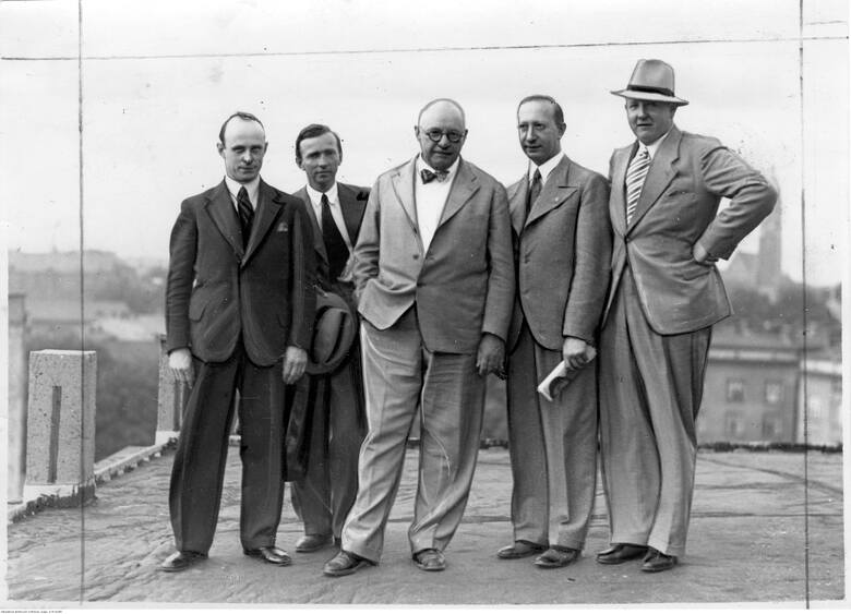 Pracownicy niemieckiej wytwórni filmowej "UFA". Od lewej stoją: Lindenau, dr Łebkowski, Prager, Tnis, Stanke. Rok 1935.