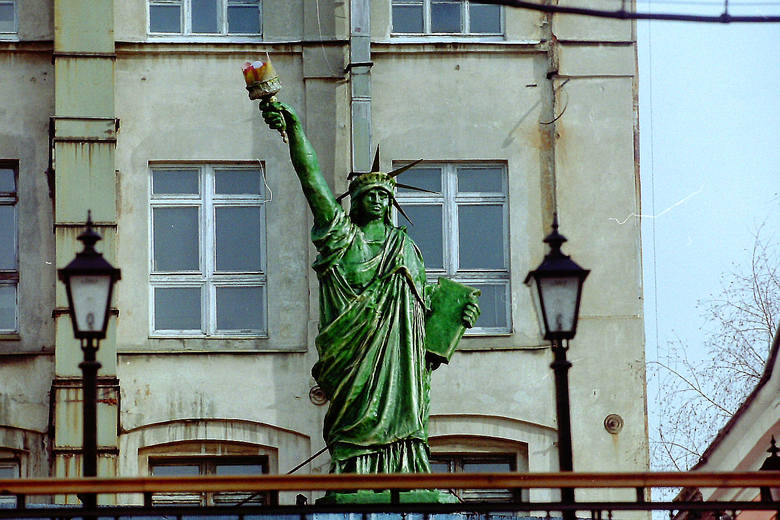Statua Wolności na ul. Piotrkowskiej, stała w dawnej dyskotece West Side