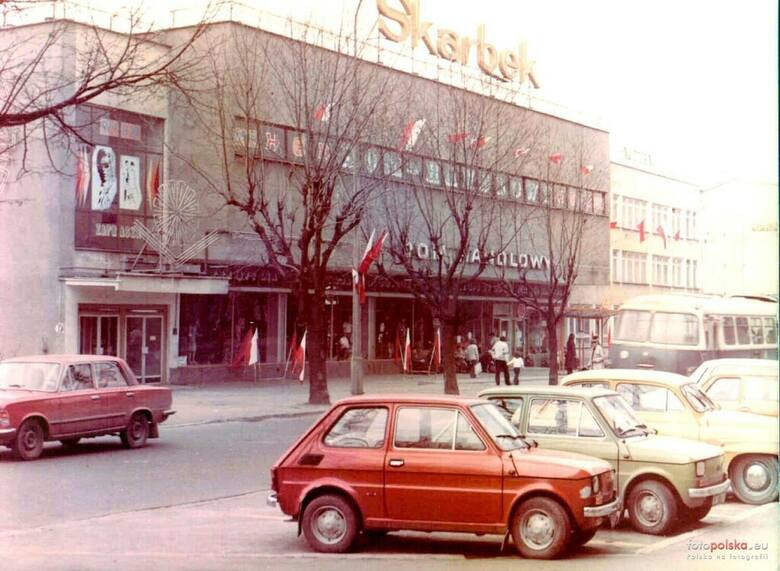 Dom Handlowy "Skarbek" w Olkuszu (na zdjęciu z lat 70. ub. wieku) przez lata był głównym miejscem zakupów mieszkańców miasta i oko
