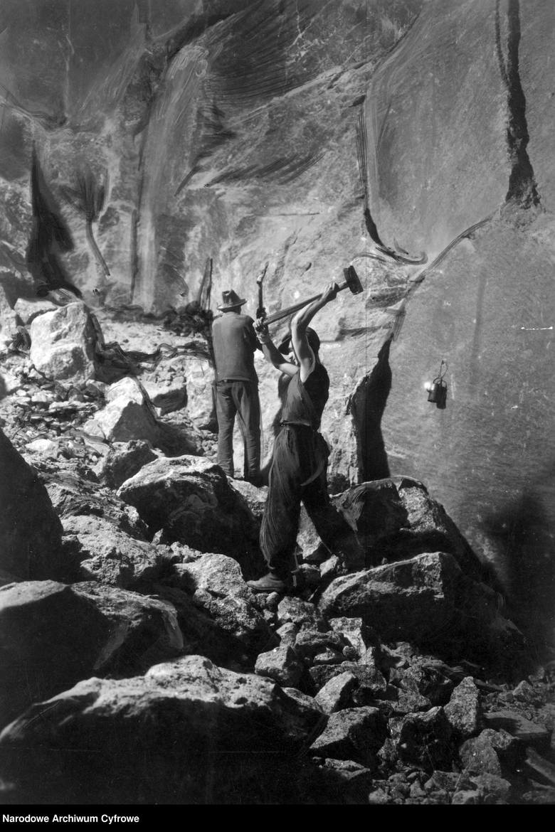 <strong>Kopalnia soli w Wieliczce, 1939-1945</strong><br /> <br /> Dwaj górnicy podczas pracy w kopalni soli w Wieliczce.  <br />  <br />  