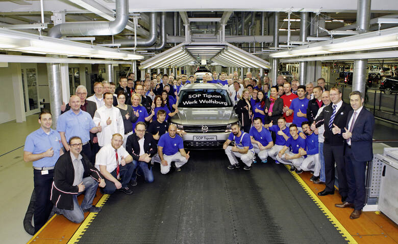 W zakładach Volkswagena w Wolfsburgu z linii montażowej zjechał wczoraj pierwszy egzemplarz Tiguana drugiej generacji / Fot. Volkswagen