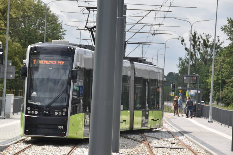Przy krańcówce tramwaje przejeżdżają z jednego toru na drugi.