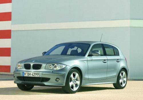 Fot. BMW: BMW serii 1 ma napęd na tylne koła, co w klasie pojazdów kompaktowych jest rzadkością i jednocześnie atrakcją dla nabywcy. Dzięki licznym systemom