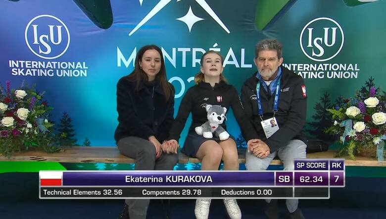 Jekaterina Kurakowa ze swoimi trenerami w oczekiwaniu na wyniki